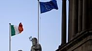 Αρχείο - Η ιρλανδική σημαία και η σημαία της Ευρωπαϊκής Ένωσης έξω από το κτήριο του Τελωνείου στο κέντρο του Δουβλίνου, Ιρλανδία, 13 Δεκεμβρίου 2013.