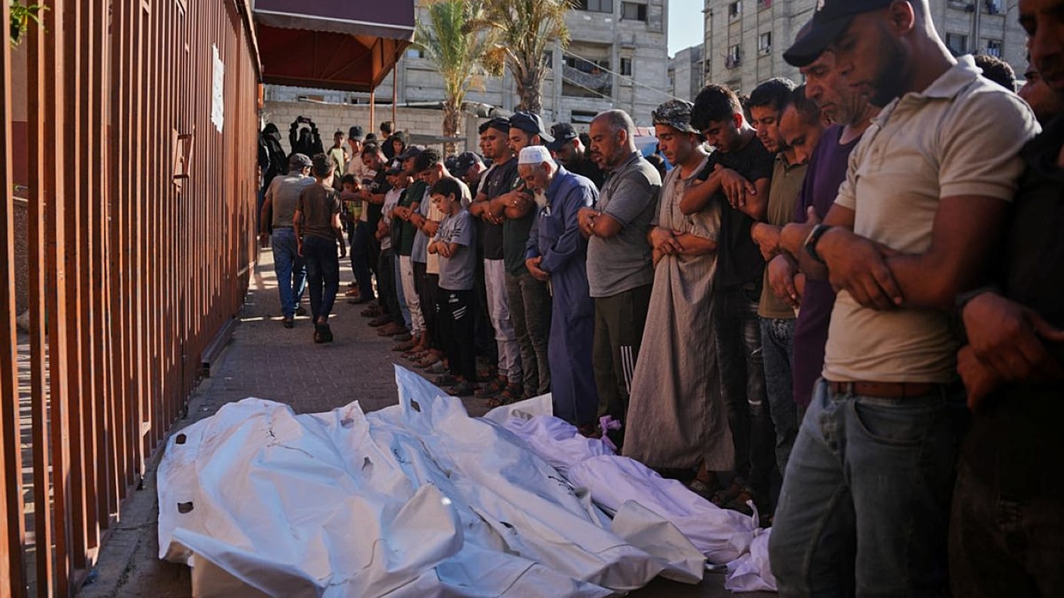  فلسطينيون يؤدون صلاة الجنازة على جثامين أشخاص قُتلوا في غارات عسكرية إسرائيلية، وذلك في مستشفى ناصر بمدينة خان يونس جنوب قطاع غزة، يوم الأربعاء 8 يوليو/تموز 2026.