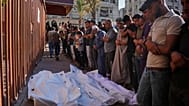  فلسطينيون يؤدون صلاة الجنازة على جثامين أشخاص قُتلوا في غارات عسكرية إسرائيلية، وذلك في مستشفى ناصر بمدينة خان يونس جنوب قطاع غزة، يوم الأربعاء 8 يوليو/تموز 2026.