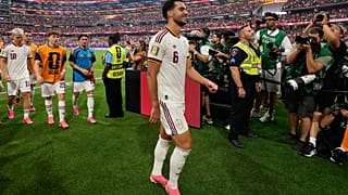 Merino se encamina al túnel de vestuarios, victorioso.