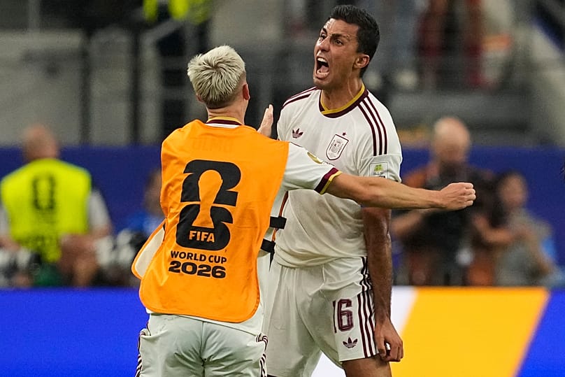 Rodri y Olmo, celebrando el gol de Merino
