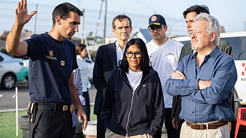 A presidente interina da Venezuela, Delcy Rodríguez, visita um acampamento provisório da Proteção Civil em La Guaira, a 1 de julho de 2026, após os terramotos