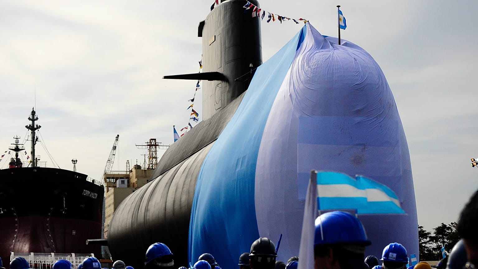 ARCHIVO - El submarino ARA San Juan durante una ceremonia en Buenos Aires, 27 de septiembre de 2011.