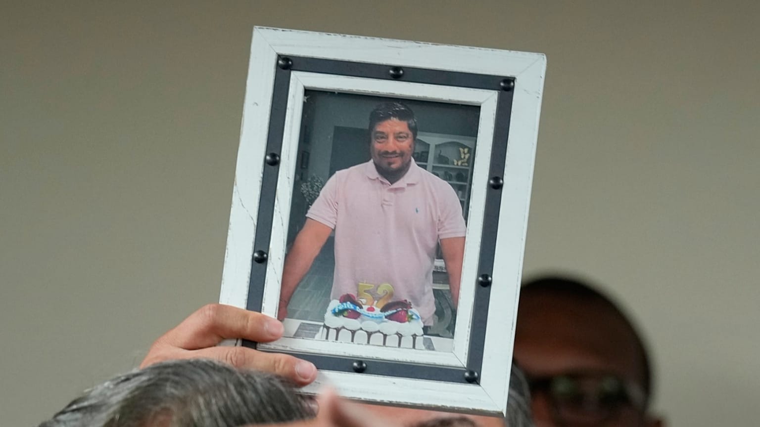Una fotografía de Lorenzo Salgado Araujo es pasada al frente durante una conferencia de prensa el miércoles 8 de julio de 2026 en Houston. (Foto AP/David J. Phillip)