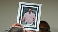 Una fotografía de Lorenzo Salgado Araujo es pasada al frente durante una conferencia de prensa el miércoles 8 de julio de 2026 en Houston. (Foto AP/David J. Phillip)