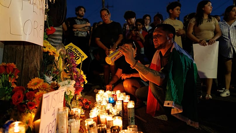 Se encienden velas durante una vigilia en memoria de Lorenzo Salgado, el 8 de julio de 2026, en Houston, Texas.