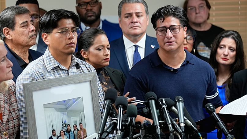 Ronaldo Salgado, a la derecha, hijo de Lorenzo, habla mientras su hermano sostiene fotografías durante una rueda de prensa el 8 de julio de 2026 en Houston.