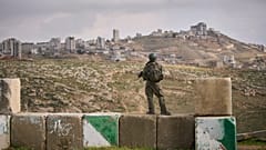 Egy izraeli katona őrséget áll a Ciszjordániában, a palesztin Beit Szahúr mellett lévő, nemrég legalizált Jáciv zsidó telep avatásán.