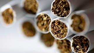 Los investigadores incautaron 18 vehículos, equipos para fabricar tabaco, dispositivos electrónicos cifrados, 170.000€ en efectivo y varias armas.