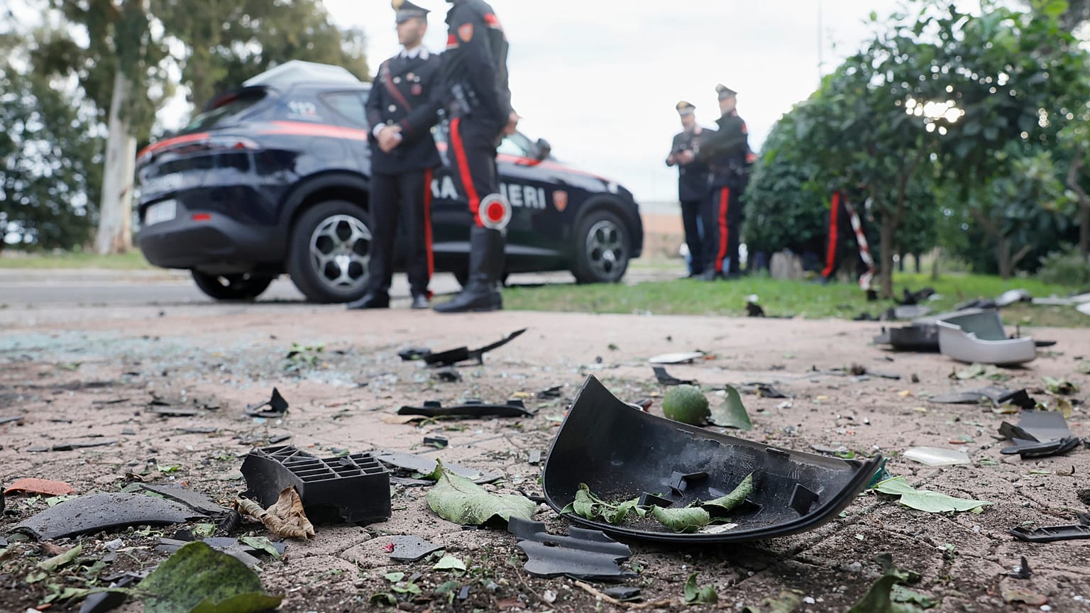 Parti di un'automobile a terra, Carabinieri presidiano l'abitazione del giornalista Sigfrido Ranucci, dopo l'esplosione di un ordigno a Pomezia, venerdì 17 ottobre 2025