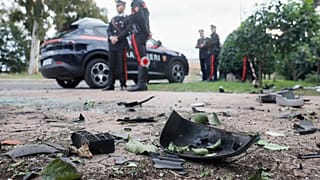 Parti di un'automobile a terra, Carabinieri presidiano l'abitazione del giornalista Sigfrido Ranucci, dopo l'esplosione di un ordigno a Pomezia, venerdì 17 ottobre 2025