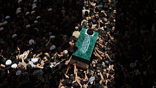 مشيعون يحملون نعش المرشد الإيراني الراحل علي خامنئي إلى مرقد الإمام علي في النجف بالعراق. 8 يوليو/تموز 2026 