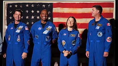 Załoganci Artemis II: Reid Wiseman, Victor Glover, Christina Koch i Jeremy Hansen stoją, gdy prezydent USA Donald Trump przemawia podczas uroczystości „Salute to America”.