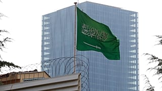 العلم السعودي يرفرف فوق القنصلية في إسطنبول، الأربعاء 3 أكتوبر 2018. 
