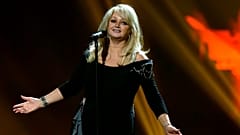 وفاة المغنية بوني تايلر، صاحبة أغنية "Total Eclipse Of The Heart"، وتبلغ من العمر 75 عاما.