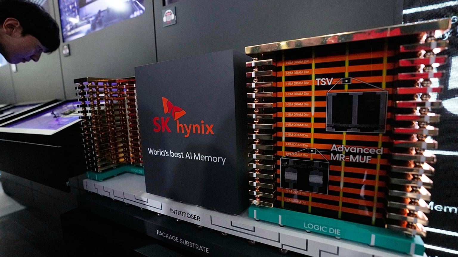 ARCHÍV: Az SK hynix nagy sávszélességű memória- (HBM) technológiájának modellje a szöuli COEX-ben rendezett World IT Show-n, 2025. április 25-én.