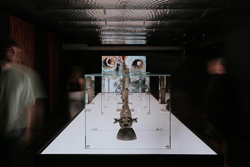 Des sculptures de Joan Miró présentées aux côtés d’une installation numérique de Tomorrow Bureau dans Gaudí–Miró–Gomis : Deconstructed à la Casa Batlló.