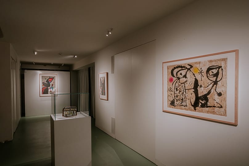 Des œuvres de Joan Miró présentées dans le cadre de Gaudí–Miró–Gomis : Deconstructed à la Casa Batlló, à Barcelone.