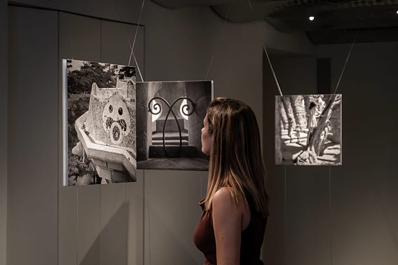 Un visiteur regarde les photographies de Joaquim Gomis dans le cadre de Gaudí–Miró–Gomis : Deconstructed à la Casa Batlló, à Barcelone.