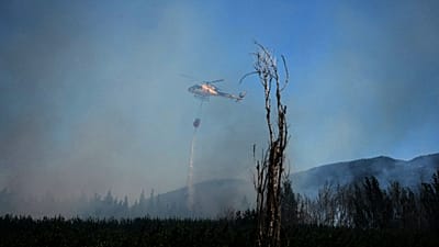 Un hélicoptère largue de l'eau sur un incendie de forêt à Ille-sur-Têt, dans le sud de la France, ce lundi 6 juillet 2026.