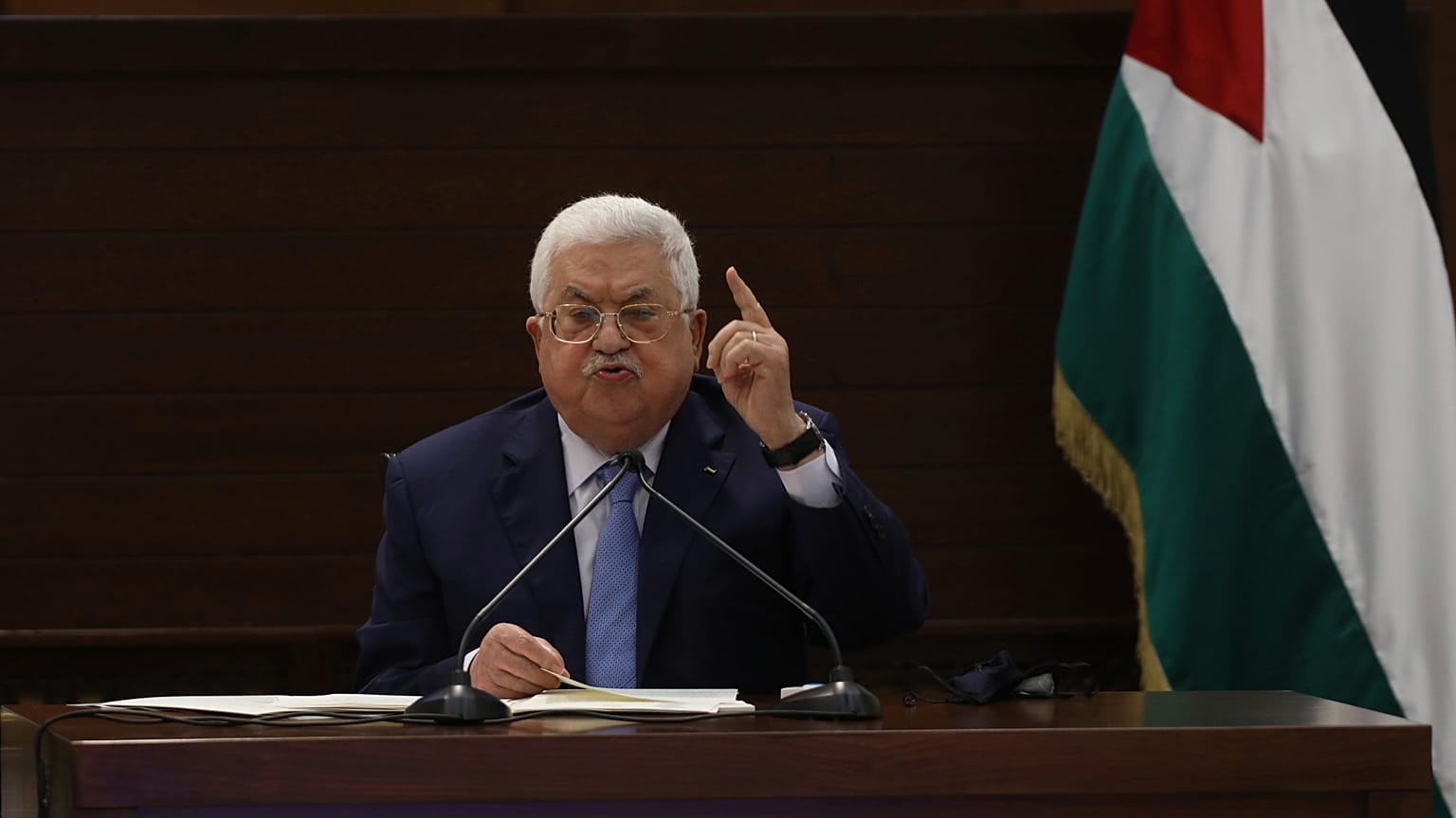 الرئيس محمود عباس يتحدث خلال اجتماع للقيادة الفلسطينية في مقرّه بمدينة رام الله في الضفة الغربية، يوم الخميس 3 سبتمبر/أيلول 2020.
