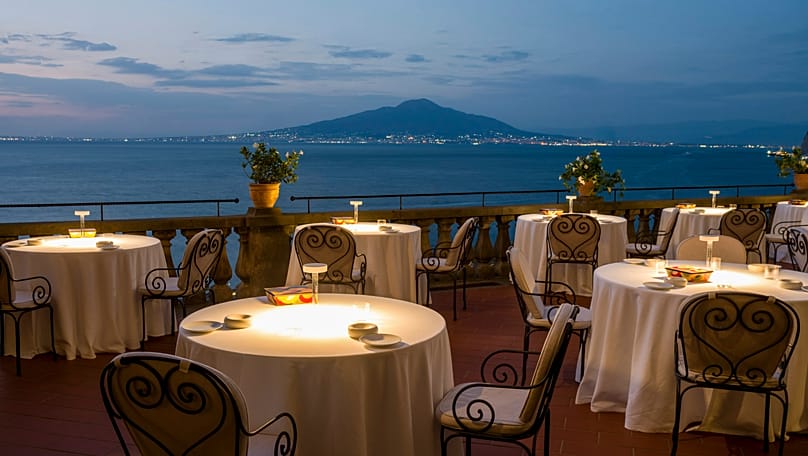 El Grand Hotel Excelsior Vittoria tiene vistas al monte Vesubio 