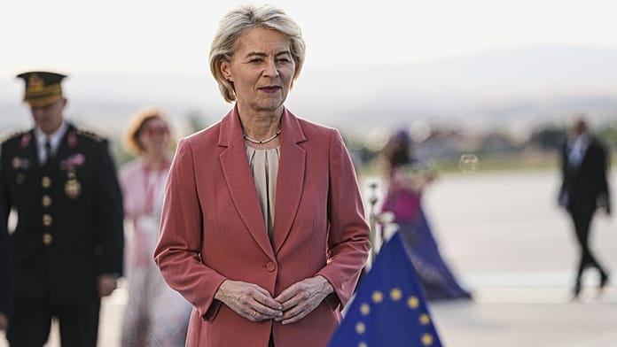 Von der Leyen to donate gun gifted by Erdoğan to military museum Personalised pistols given out by the Turkish president at this weeks NATO summit appear to be gifts that keep on giving.