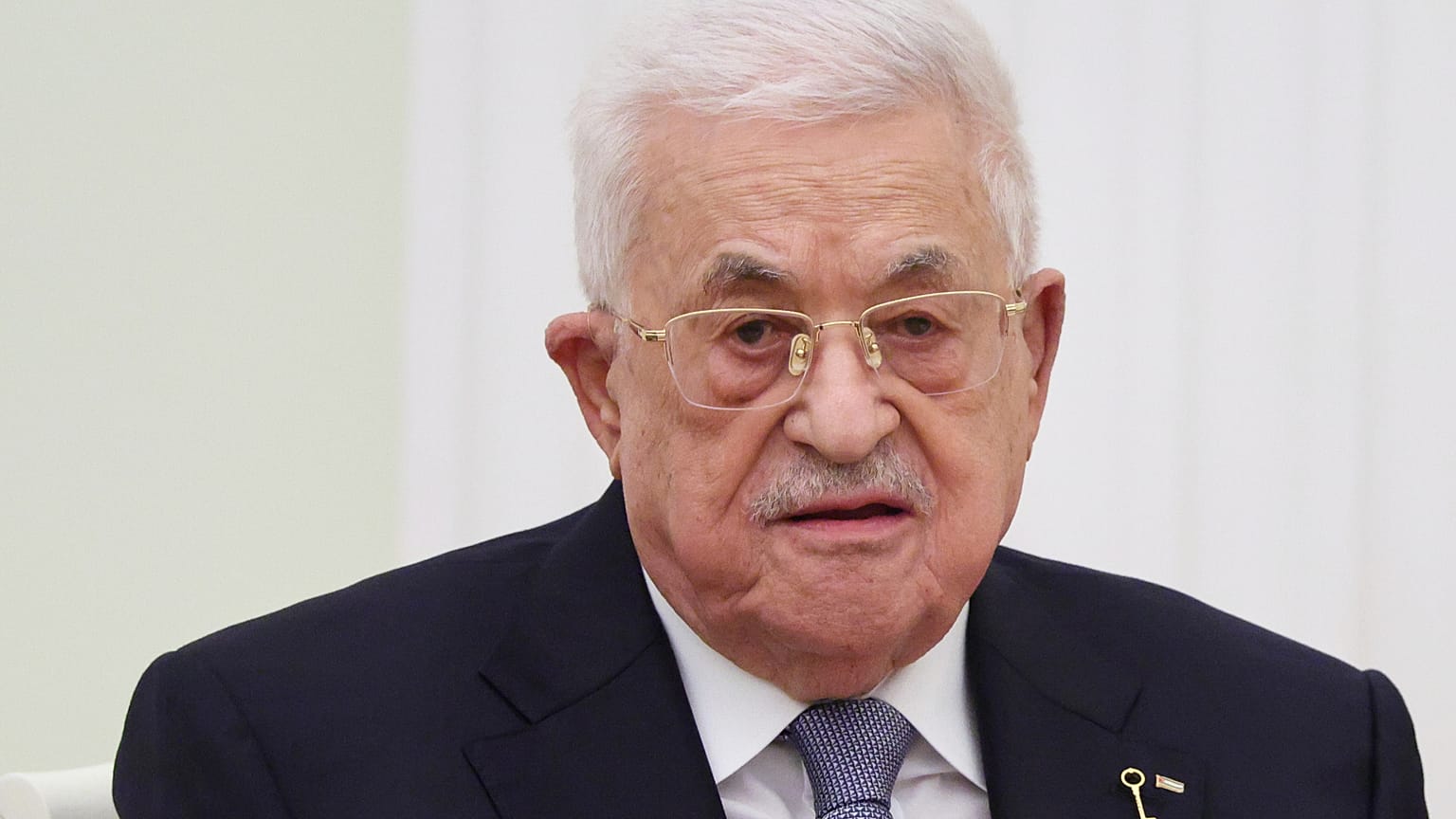 الرئيس الفلسطيني محمود عباس يتحدث مع الرئيس الروسي فلاديمير بوتين خلال اجتماعهما في قصر مجلس الشيوخ بالكرملين في موسكو، روسيا، يوم الخميس 22 يناير/كانون الثاني 2026. (راميل سي