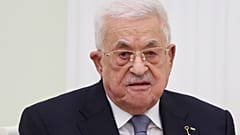 الرئيس الفلسطيني محمود عباس يتحدث مع الرئيس الروسي فلاديمير بوتين خلال اجتماعهما في قصر مجلس الشيوخ بالكرملين في موسكو، روسيا، يوم الخميس 22 يناير/كانون الثاني 2026. (راميل سي