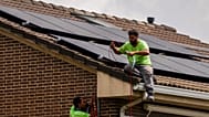 Trabalhadores instalam painéis solares no telhado de uma casa em Rivas-Vaciamadrid, Espanha, quinta-feira, 15 de setembro de 2022.