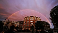 Un doble arcoíris se extiende sobre los edificios de Bruselas, el domingo 28 de junio de 2026.
