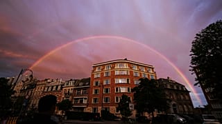 Над зданиями в Брюсселе в воскресенье, 28 июня 2026 года, раскинулась двойная радуга.