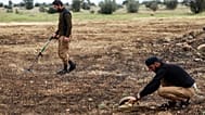جنود في وزارة الدفاع يقومون بإزالة الألغام الأرضية التي خلفها الجيش السوري خلال الحرب، في الأراضي الزراعية جنوب إدلب، سوريا، الأحد 13 أبريل 2025.