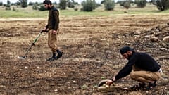 جنود في وزارة الدفاع يقومون بإزالة الألغام الأرضية التي خلفها الجيش السوري خلال الحرب، في الأراضي الزراعية جنوب إدلب، سوريا، الأحد 13 أبريل 2025.