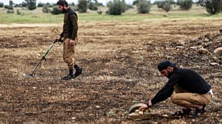 جنود في وزارة الدفاع يقومون بإزالة الألغام الأرضية التي خلفها الجيش السوري خلال الحرب، في الأراضي الزراعية جنوب إدلب، سوريا، الأحد 13 أبريل 2025.