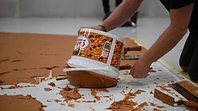 کارگران در موزه بویمنس فان بونینگن برای ادای احترام به هنرمند هلندی ویم تی شیپرز، کف را با کره بادام‌زمینی پوشاندند تا اثر «کف کره بادام‌زمینی» را بازسازی کنند.