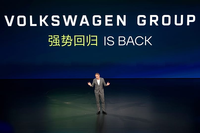 Oliver Blume, CEO do Grupo Volkswagen, discursa durante o evento Volkswagen Group Media Night, antes do salão Auto China 2026, que terá lugar em Pequim, 21 de abril de 2026