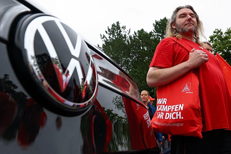 Trabalhadores protestam em frente à fábrica da Volkswagen em Zwickau, 9 de julho de 2026