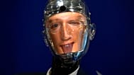 Nahaufnahme von Robert dem Roboter, der wie Meta-Chef Mark Zuckerberg aussieht und zuzwinkert.