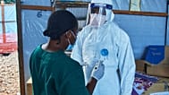 Profissionais de saúde reúnem-se no Centro Médico Evangélico, em Bunia, leste da RDC, sexta-feira, 3 de julho de 2026, onde decorrerão ensaios clínicos de Ébola