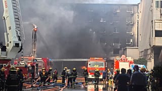 Los Bomberos trabajan en el incendio de una fábrica de calzado en el pueblo de Jiangtou, 9 de julio de 2026