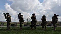 Военнослужащие отрабатывают боевые навыки на полигоне недалеко от линии фронта в Запорожской области, 8 апреля 2026 года