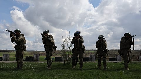 Soldaten üben Gefechtsfertigkeiten auf einem Übungsplatz nahe der Front in der Region Saporischschja, am achten April 2026.