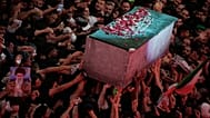 تابوت پوشیده از گلبرگ آیت‌الله علی خامنه‌ای، رهبر فقید ایران، در اوایل پنجشنبه، ۹ ژوئیه ۲۰۲۶، در بیرون از حرم امام حسین در کربلا، عراق،
