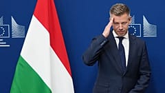 A magyar miniszterelnök, Magyar Péter gesztikulál, miközben az Európai Bizottság elnöke, Ursula von der Leyen köszönti az EU brüsszeli központjában egy találkozó előtt.