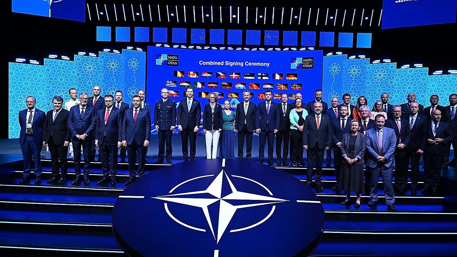NATO Zirvesi'nde anlaşmaların açıklandığı Savunma Forumu'ndan bir kare.