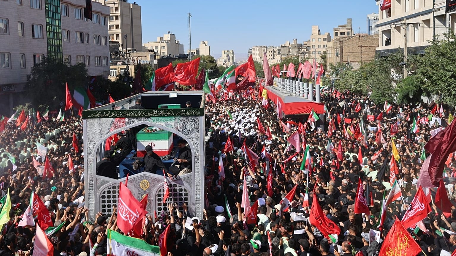 شاحنة تحمل توابيت خامنئي وعائلته تجوب شارعاً رئيسياً في مشهد الخميس 9 يوليو 2026 وسط آلاف المشيعين في المرحلة الأخيرة من مراسم الجنازة شمال شرق إيران