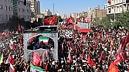 شاحنة تحمل توابيت خامنئي وعائلته تجوب شارعاً رئيسياً في مشهد الخميس 9 يوليو 2026 وسط آلاف المشيعين في المرحلة الأخيرة من مراسم الجنازة شمال شرق إيران