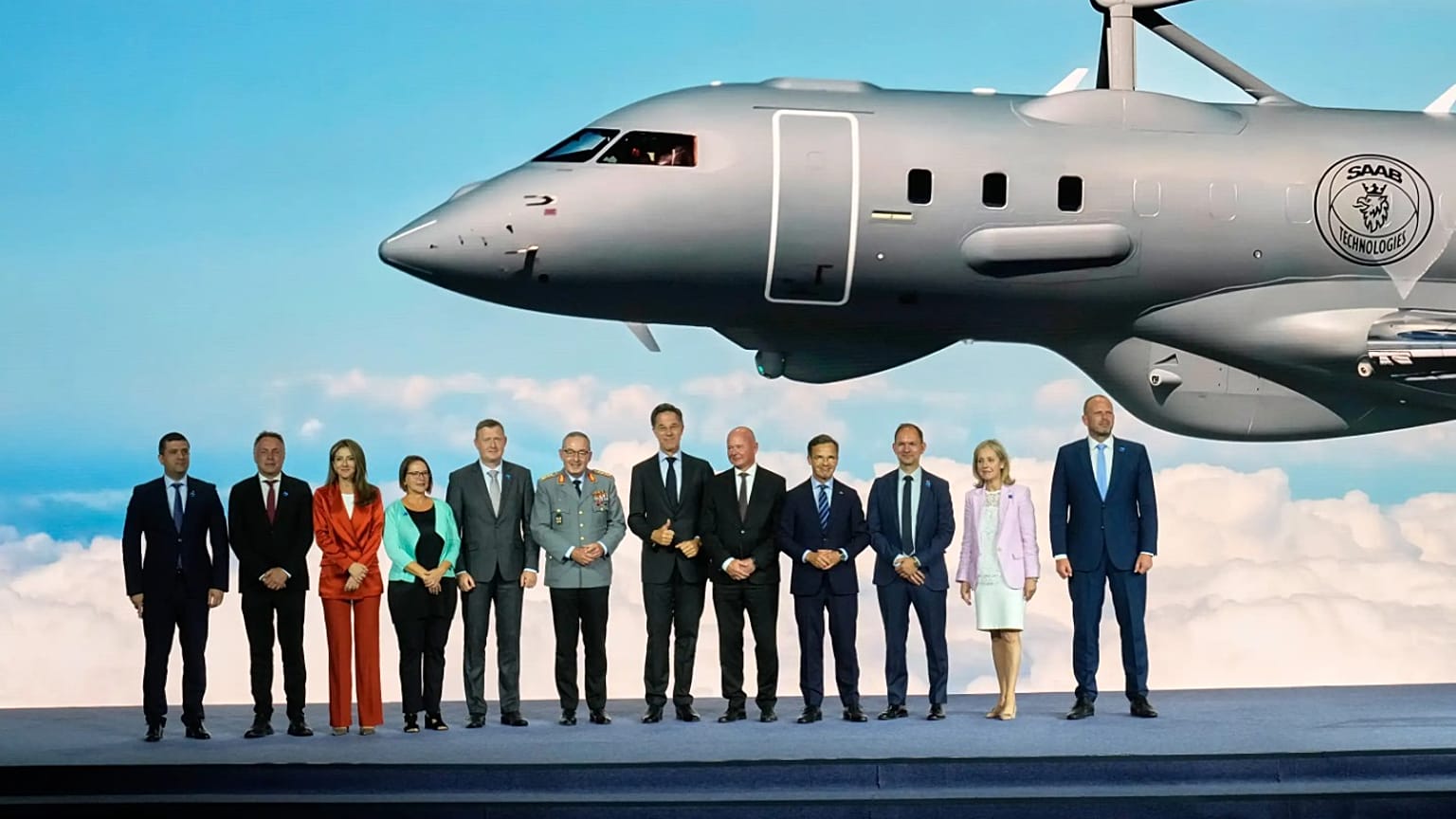 NATO Genel Sekreteri Mark Rutte (ortada), NATO Savunma Sanayi Forumu'nun açılışında NATO savunma bakanlarıyla.