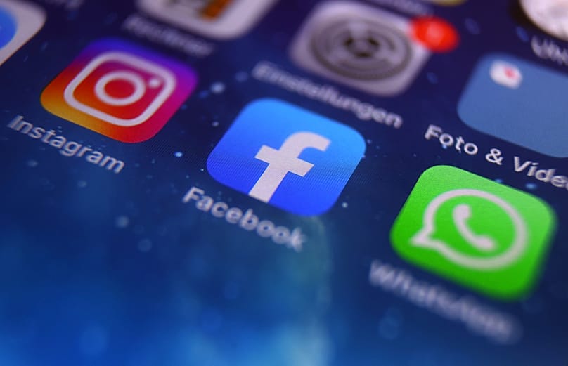 Les logo de WhatsApp, Facebook et Instagram sur un mobile.